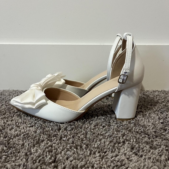 Elegant White Bow Women's Heels - Picture 2 of 4